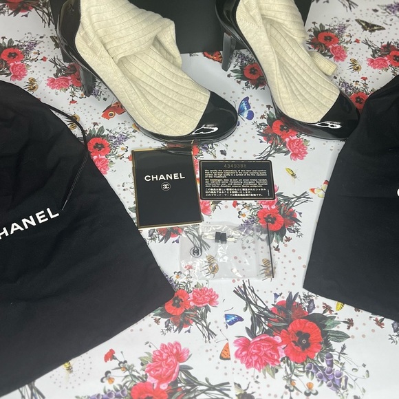 Chanel Ladies Shoes - Picture 11 of 16